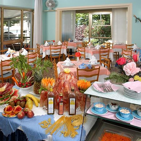 Hotel Latini Римини Екстериор снимка