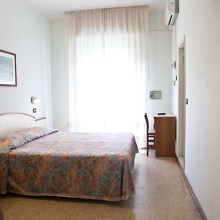 Hotel Latini Римини Екстериор снимка