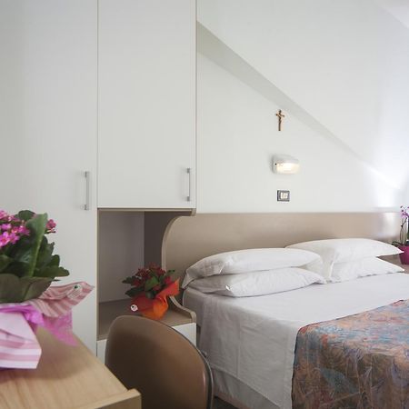 Hotel Latini Римини Екстериор снимка