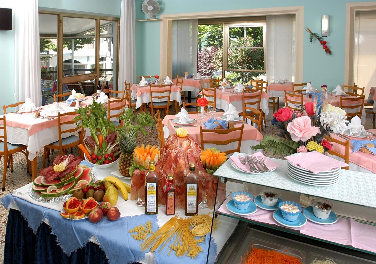 Hotel Latini Римини Екстериор снимка