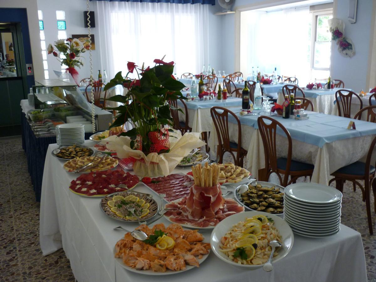 Hotel Latini Римини Екстериор снимка