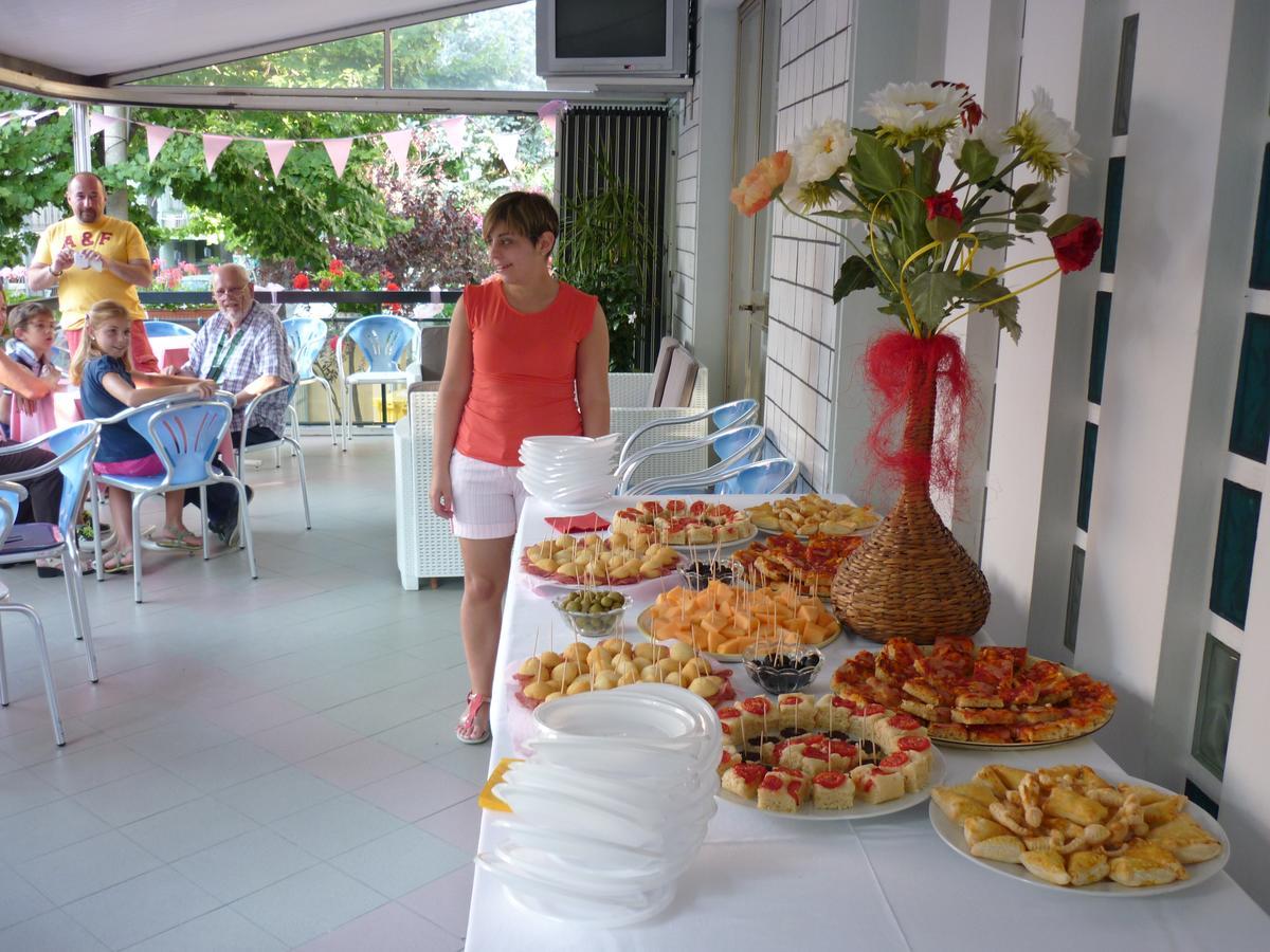 Hotel Latini Римини Екстериор снимка