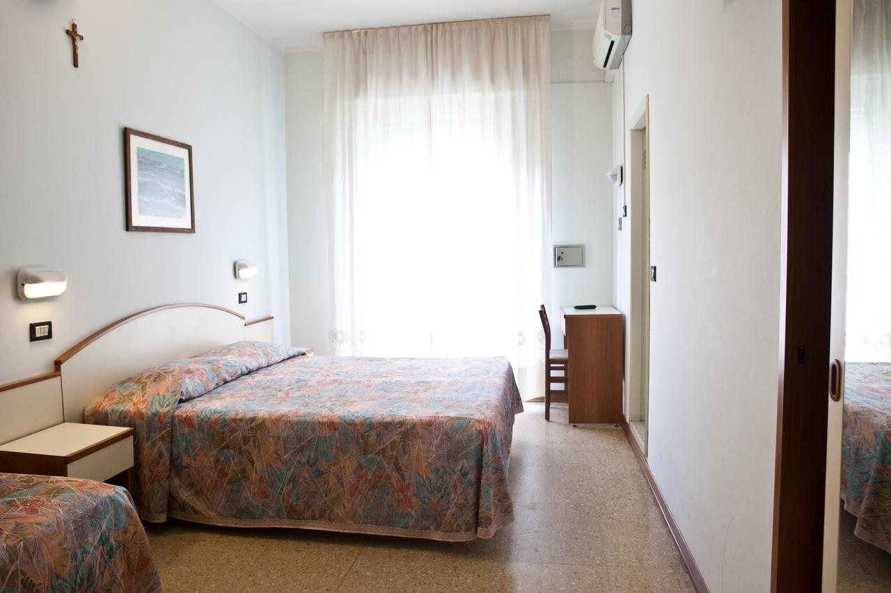 Hotel Latini Римини Екстериор снимка