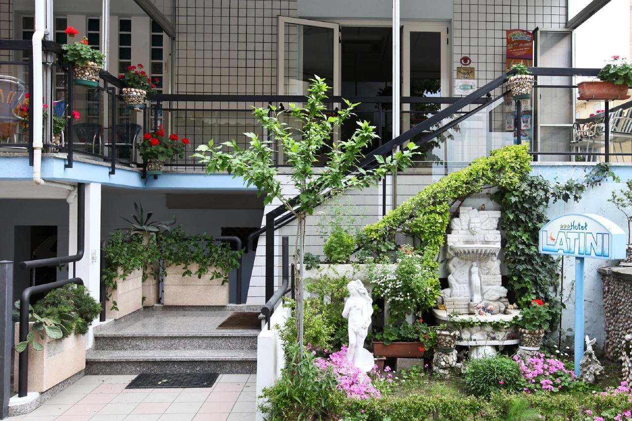 Hotel Latini Римини Екстериор снимка