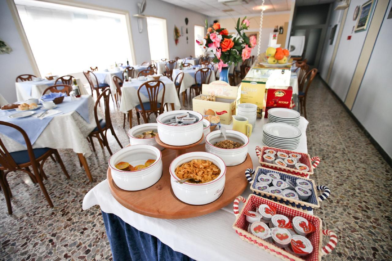 Hotel Latini Римини Екстериор снимка
