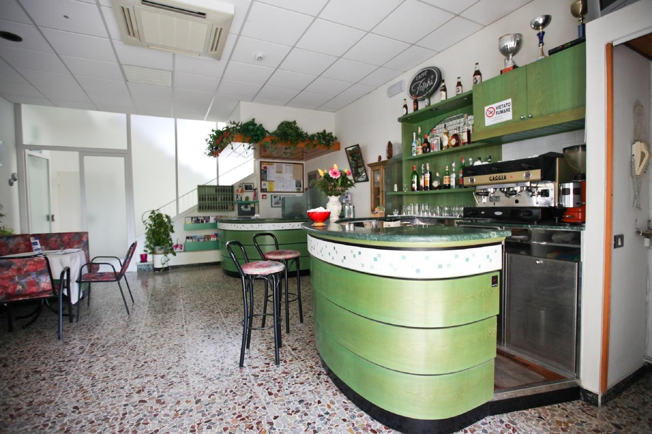 Hotel Latini Римини Екстериор снимка