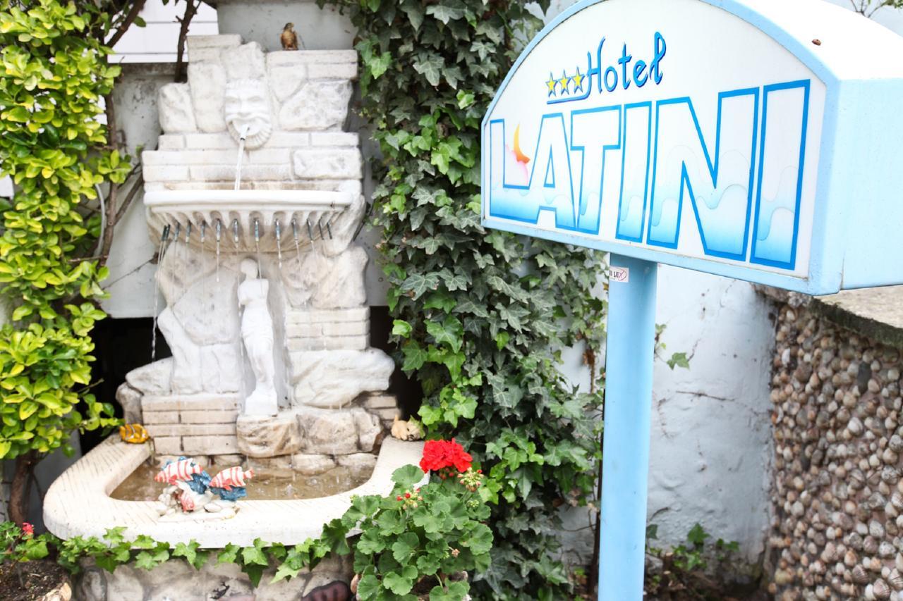 Hotel Latini Римини Екстериор снимка