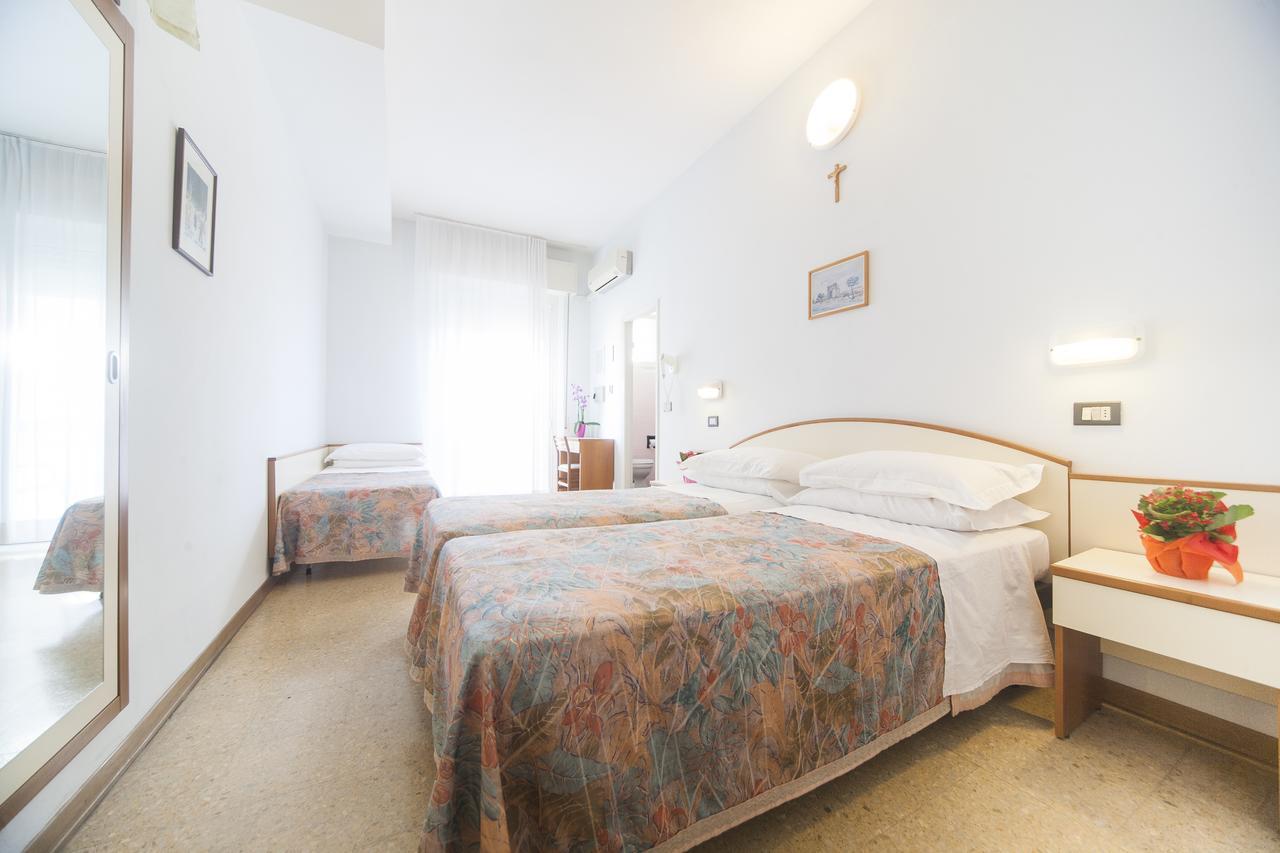 Hotel Latini Римини Екстериор снимка