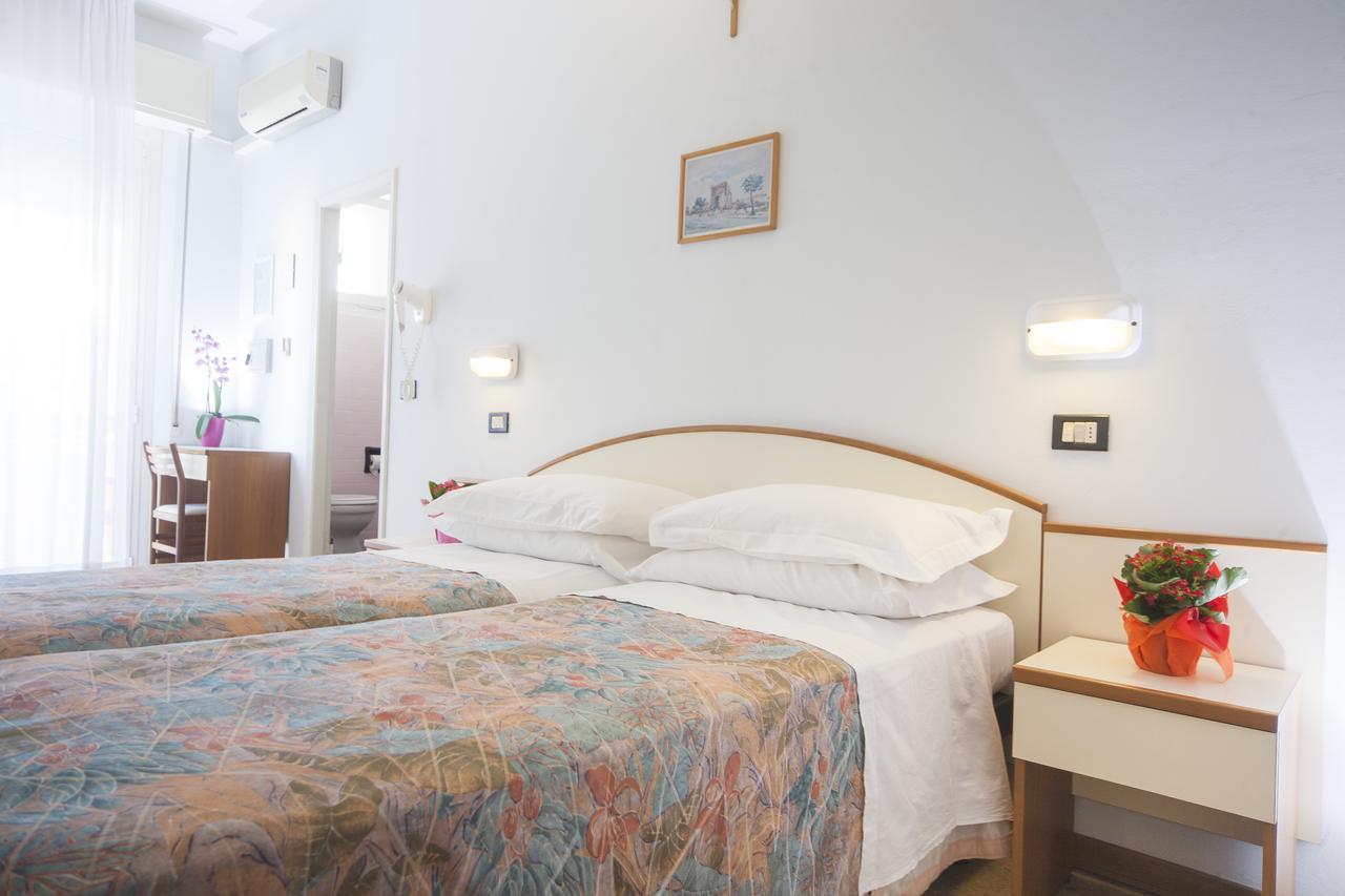 Hotel Latini Римини Екстериор снимка
