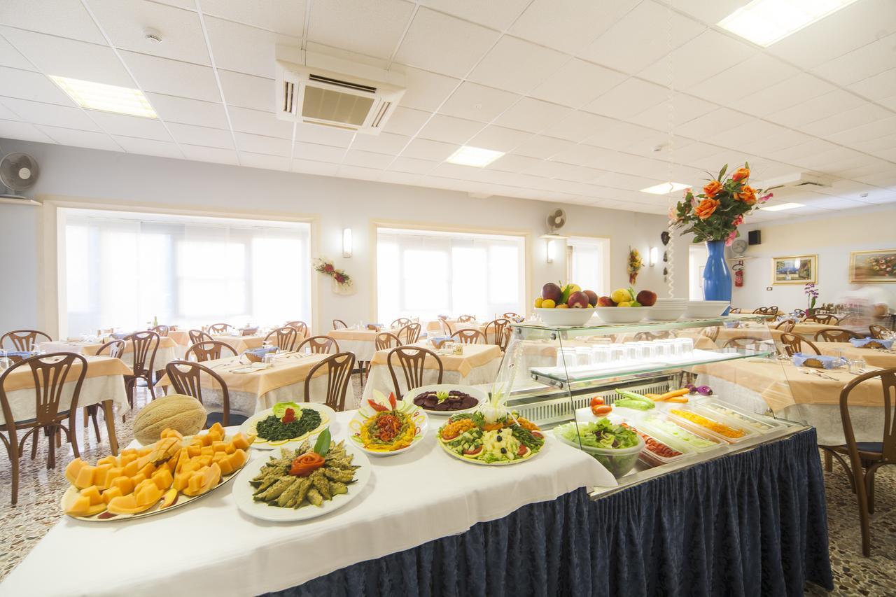 Hotel Latini Римини Екстериор снимка