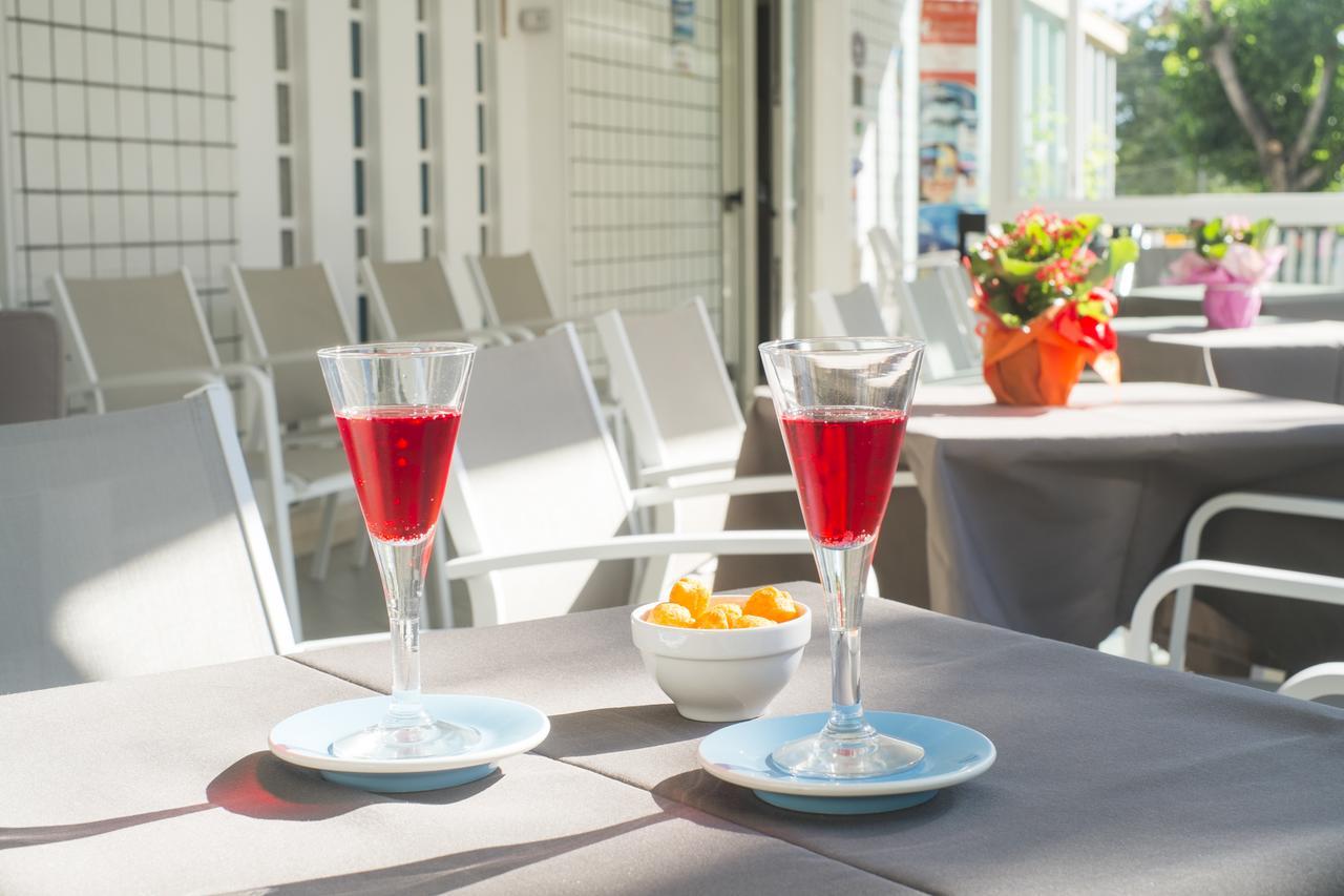Hotel Latini Римини Екстериор снимка