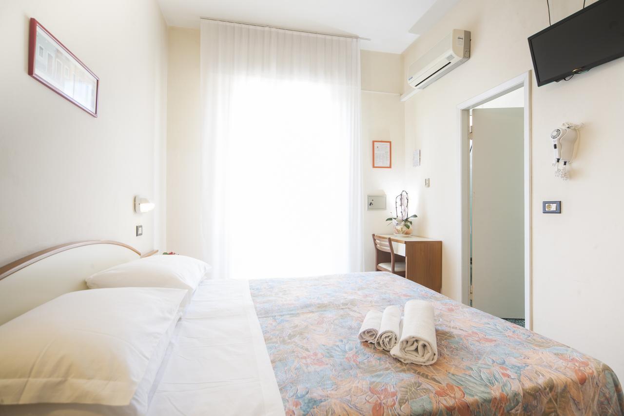 Hotel Latini Римини Екстериор снимка