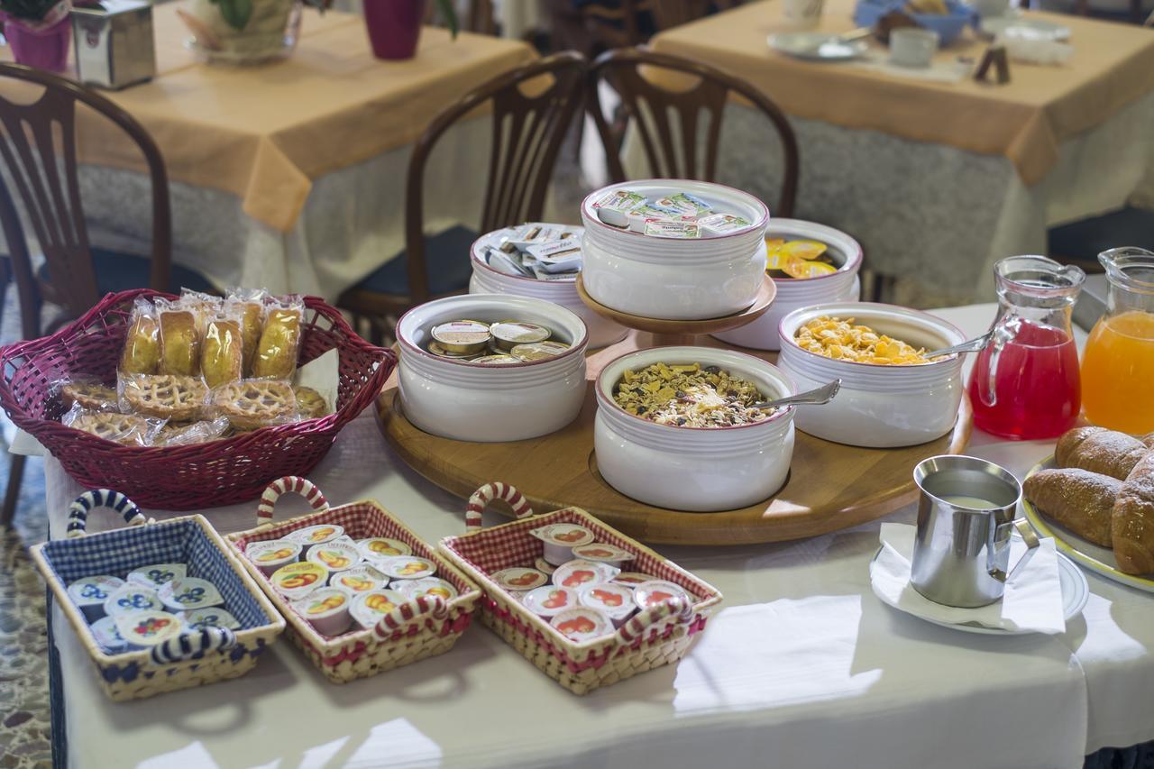 Hotel Latini Римини Екстериор снимка