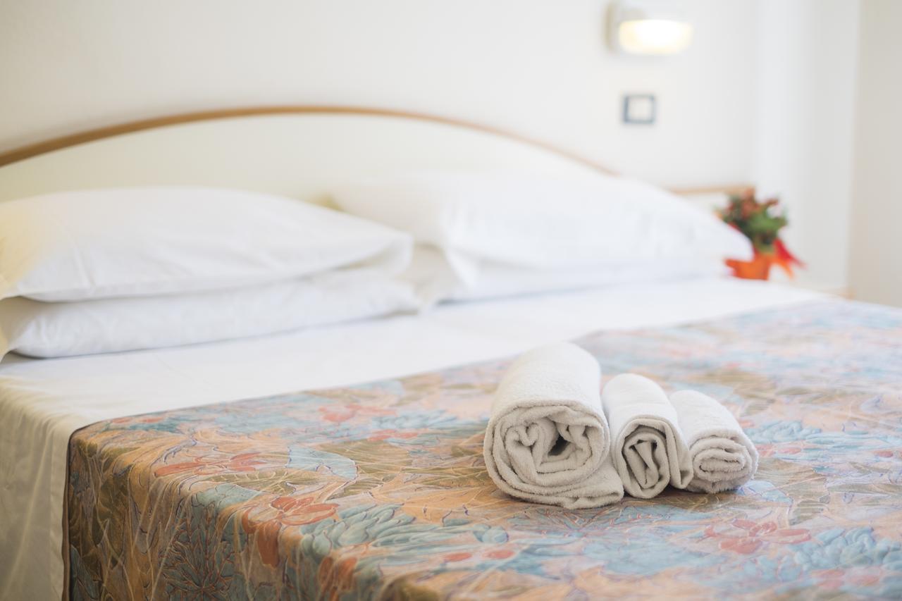 Hotel Latini Римини Екстериор снимка