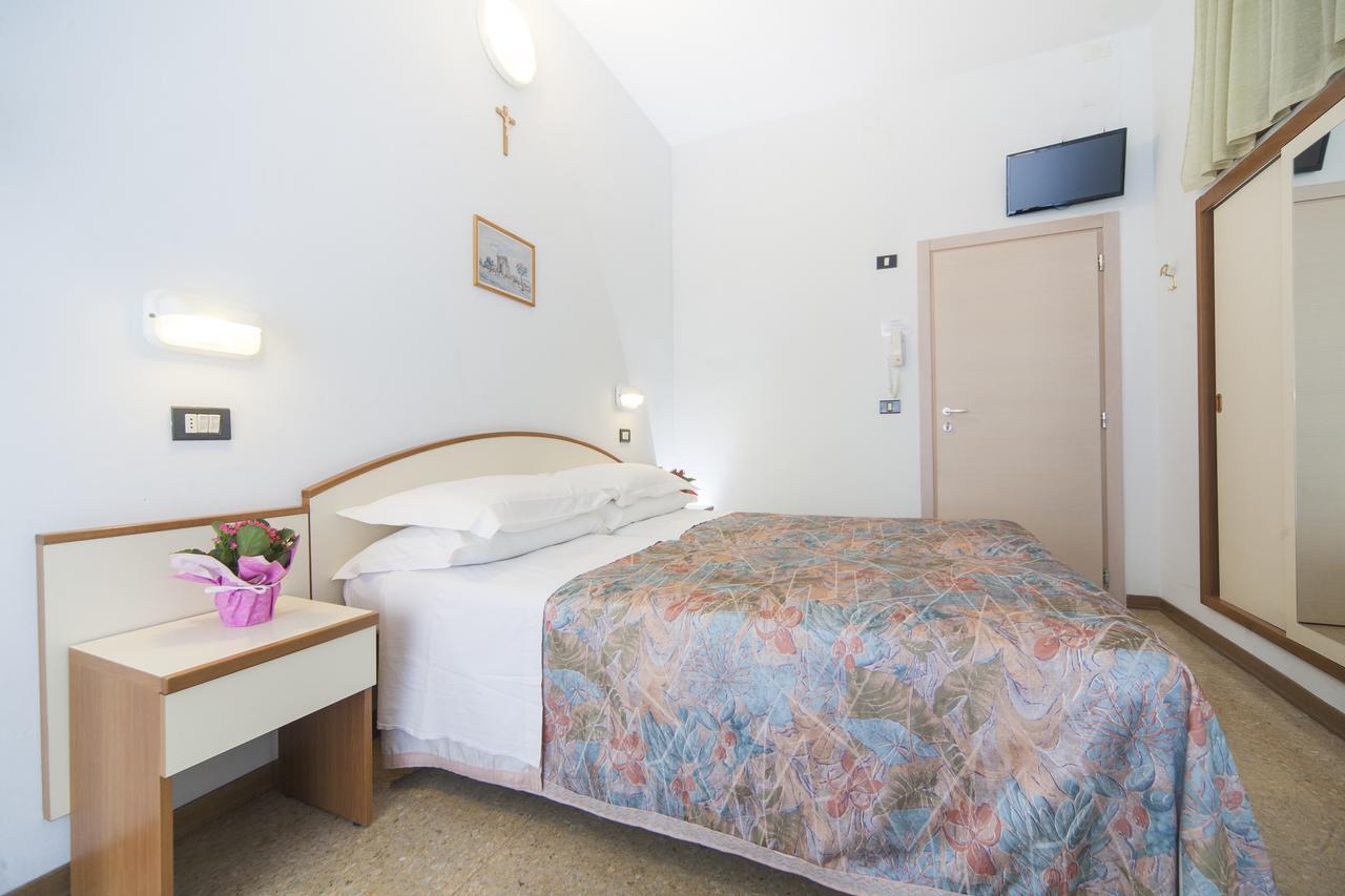 Hotel Latini Римини Екстериор снимка